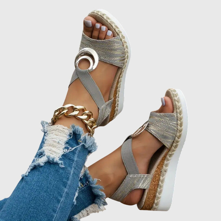 Comfortabele dames sandalen met sleehak en rekbare bandjes, geschikt voor zomerse dagen.