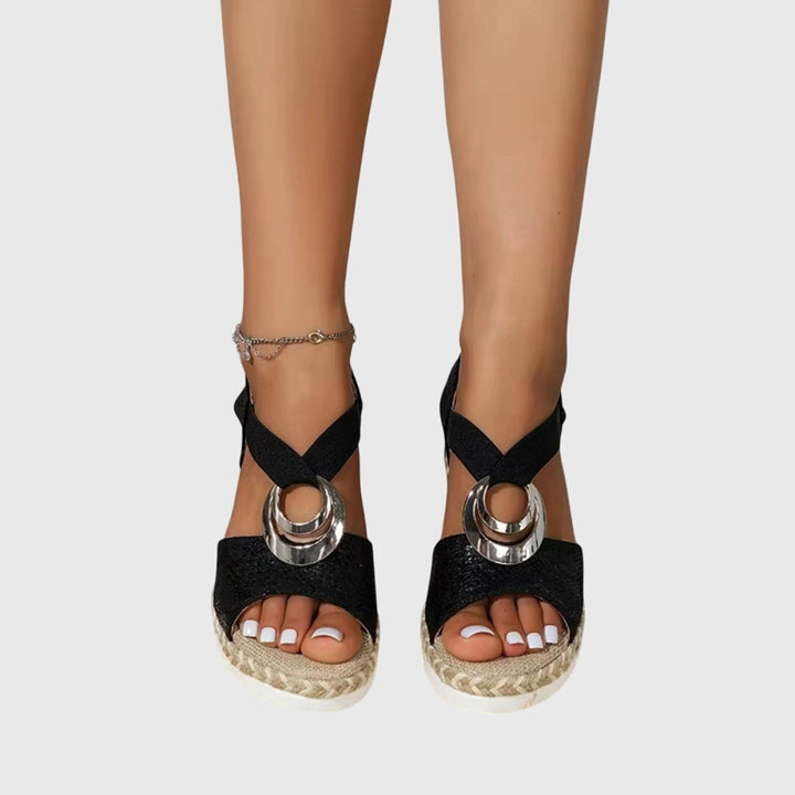 Trendy zomerschoenen: dames sandalen met sleehak en elastische banden, open teen design.