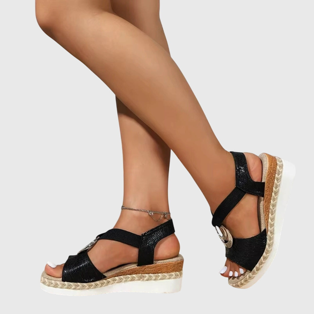 Dames espadrille sandalen met sleehak en elastische bandjes, een modieuze keuze voor de zomer.