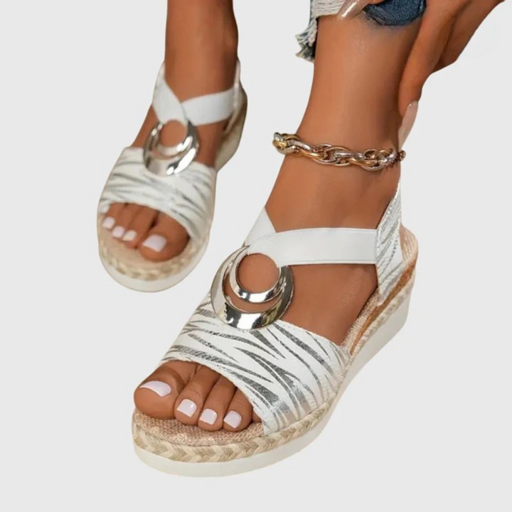 Zomerse dames sandalen: elegante sleehak met elastische bandjes, ideaal voor vakantie.