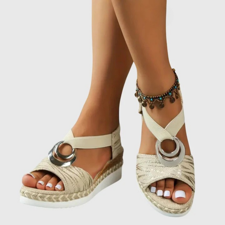 Modieuze dames sandalen met sleehak en elastische banden voor een trendy zomerstijl.