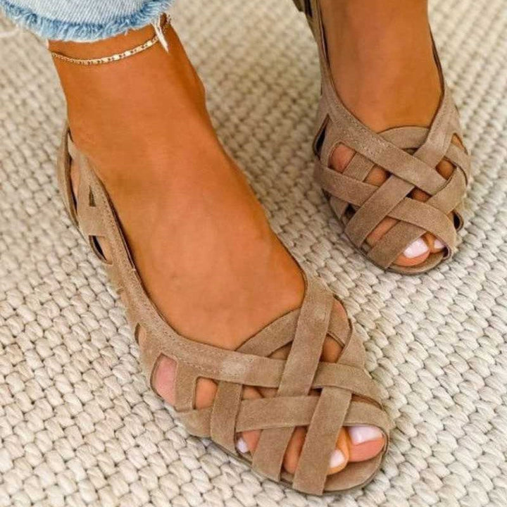 Fuchsia platte dames sandalen met verfijnde gevlochten bandjes. Trendy open neus zomerschoenen.