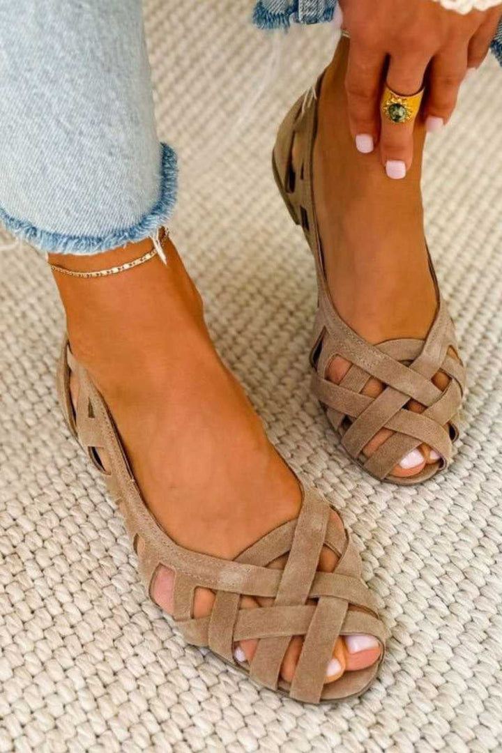 Stijlvolle platte sandalen voor dames met gevlochten bandjes. Comfortabele open neus zomer sandalen.