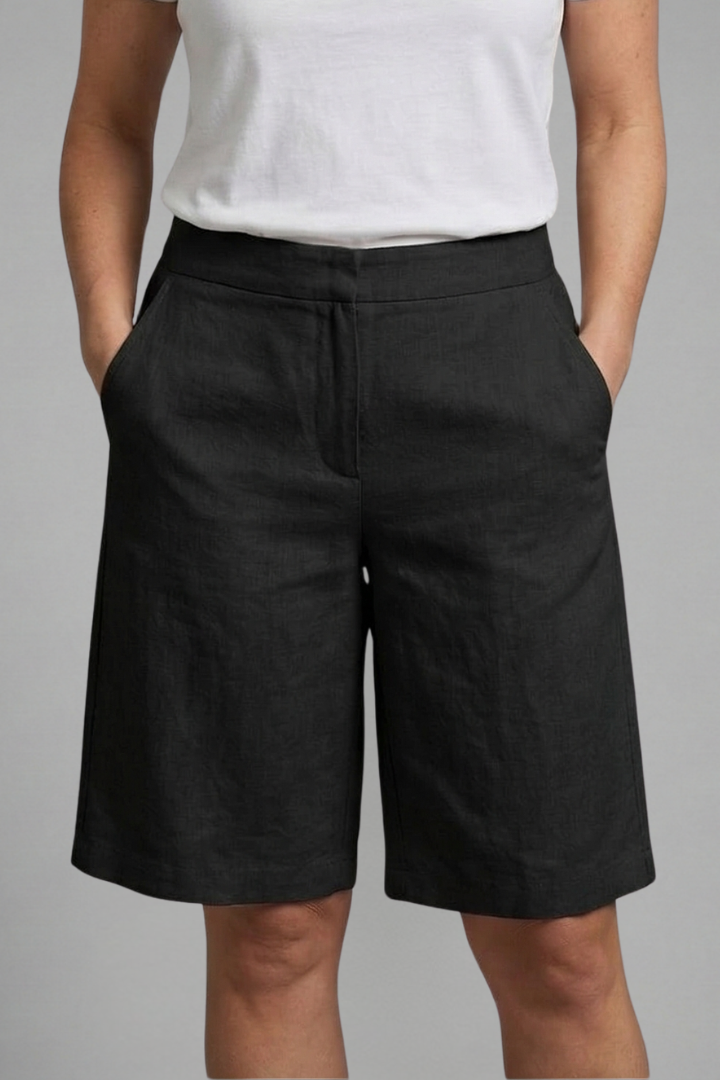 Comfortabele dames knieshorts met wijde pasvorm en rechte pijpen. Perfecte zomer shorts voor casual dagen.
