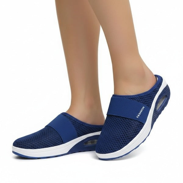 Dames slip-on slippers met sportieve wigzool. Comfortabele instappers voor casual gebruik, ideaal voor zomerse dagen.