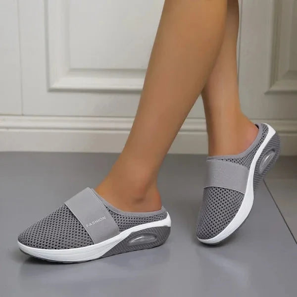 Stijlvolle dames slip-on slippers met comfortabele wigzool. Perfecte instappers en casual schoenen voor zomer.