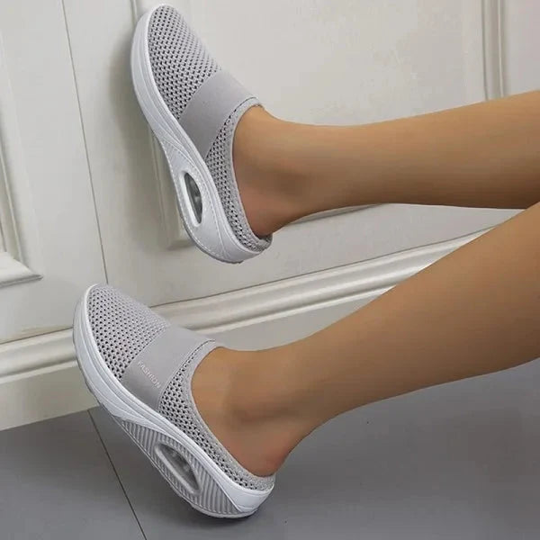 Comfortabele dames slippers met dempende luchtcushion en sportieve wigzool. Perfecte casual instappers voor dames.
