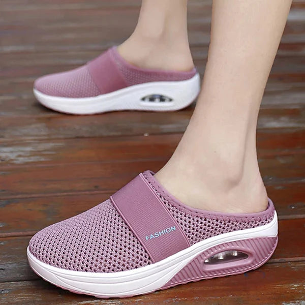 Sportieve dames instappers met comfortabele wigzool. Perfecte slip-on casual schoenen voor dames. Ideaal in zomer.