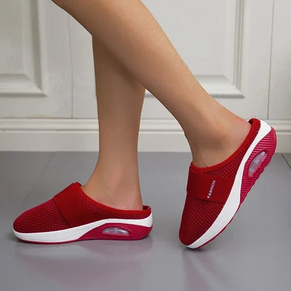 Dames comfort slippers met brede band en sportieve wigzool. Gemakkelijke slip-on instappers voor casual damesschoenen.