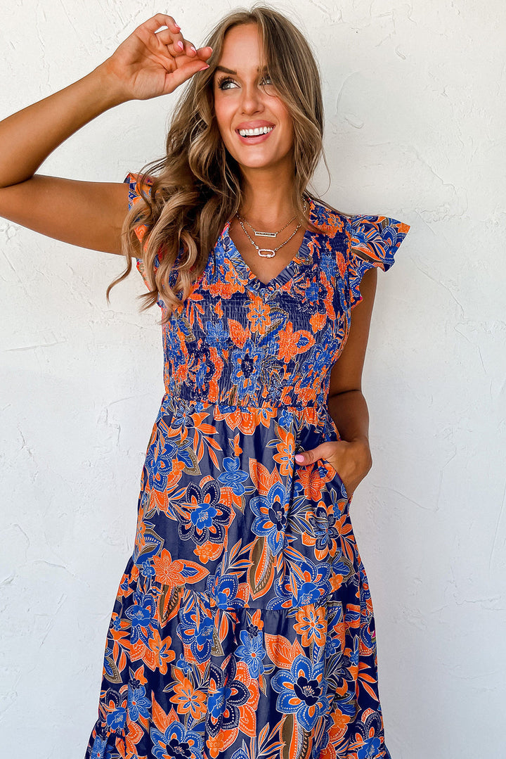 Stijlvolle dames zomer maxi jurk met bloemen en smocked top, geschikt als feestjurk of elegante casual jurk.