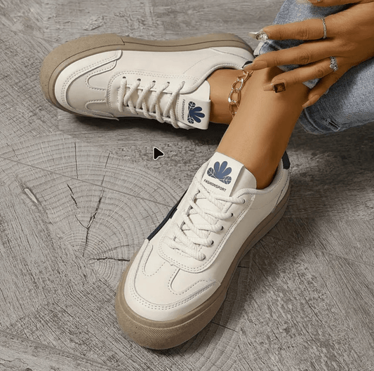 "Dames sneakers met ergonomische zolen, blauw en bruin, orthopedisch comfort voor dagelijks gebruik en modieuze stijl."