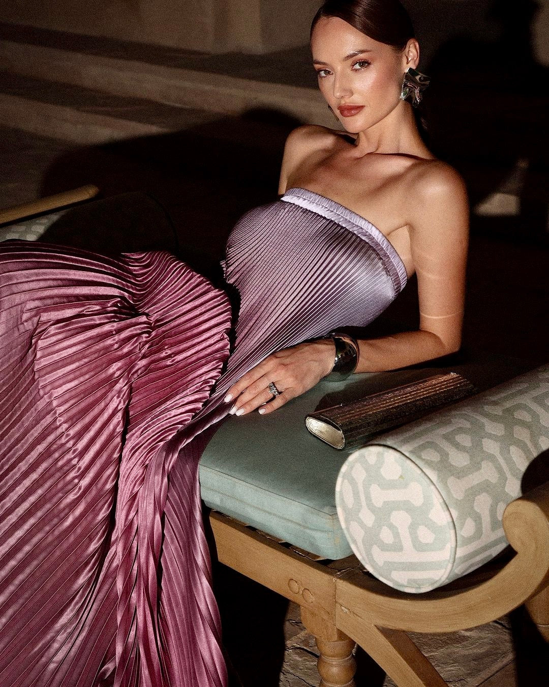 Dames strapless maxi jurk met uniek lila ombre kleurverloop; een elegante keuze voor elk evenement.