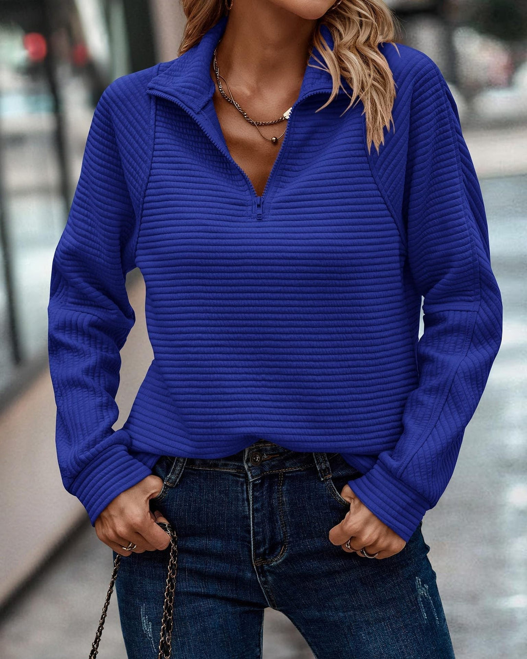 Dagelijkse stijl: dames sweater met kwart rits, opstaande kraag, lange mouw en oversized pasvorm.