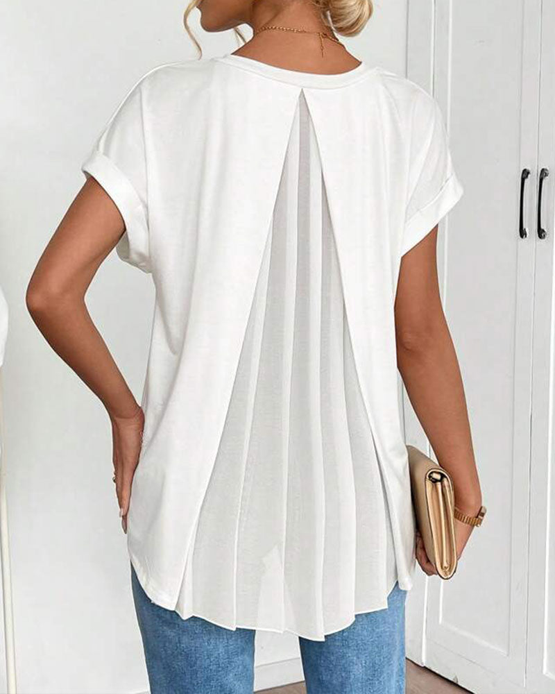 Comfortabel dames T-shirt met V-hals en relaxed fit. De geplooide rug voegt stijl toe. Zomerse damesmode.