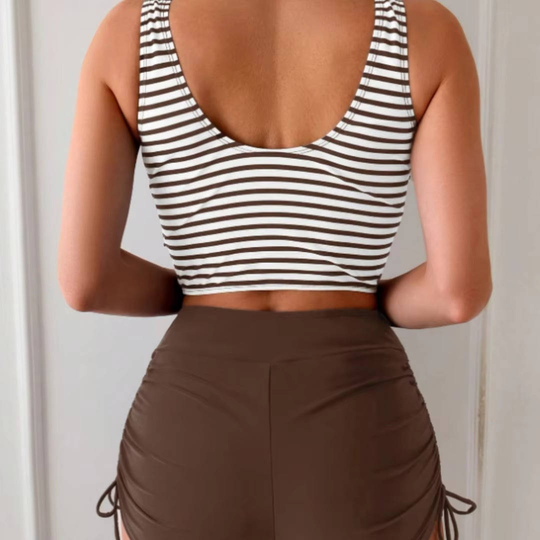 Dames strandmode: gestreepte tankini top met twist front V-hals en hoge taille broek, modieus en praktisch.