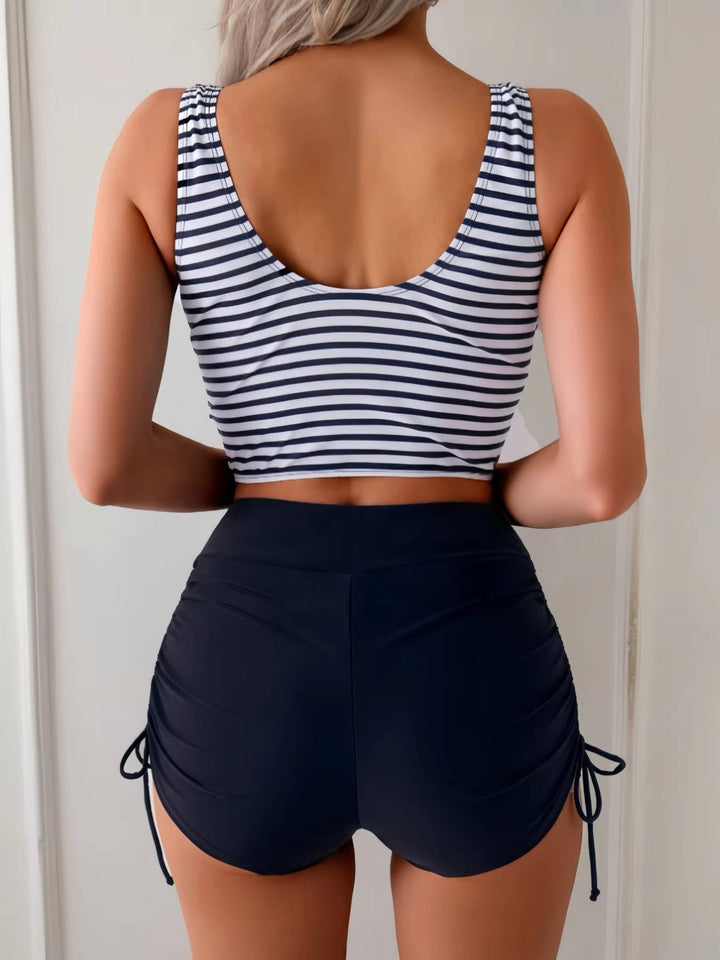 Flatterende dames tankini met gestreepte V-hals, twist front en hoge taille design voor een elegant silhouet.