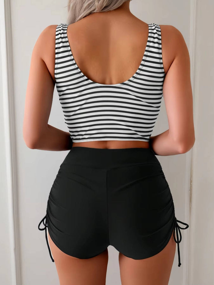 Elegante dames zwemkleding: gestreepte tankini met twist front V-hals en flatterende hoge taille.