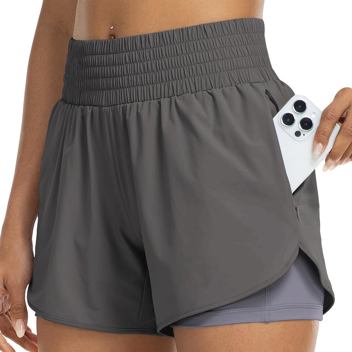 Zwarte dames trainingsshort met hoge taille en sneldrogende stof, perfect voor actieve sport.