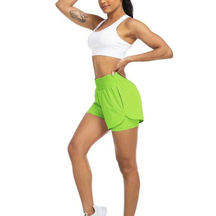 Detail van dubbellaags, rekbaar materiaal van de sneldrogende dames yogashort met hoge taille.