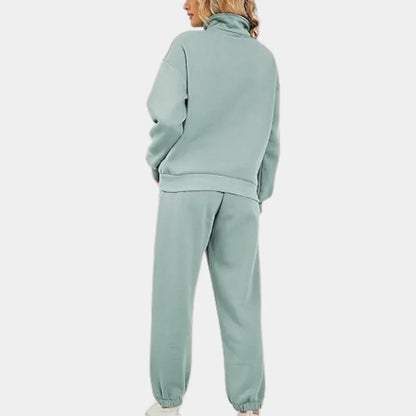 "Dames tweedelig trainingspak: elegante sweater, hoge taille broek, comfortabele pasvorm, ideaal voor casual stijl."
