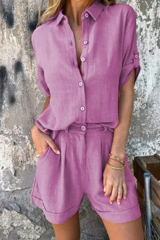 Tweedelige dames set: blouse met knoopsluiting en shorts, perfect voor een ontspannen zomerlook.