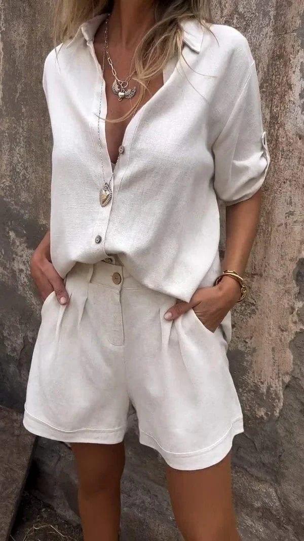 Modieuze dames tweedelige set met knoopsluiting blouse en comfortabele shorts, zomerstijl.