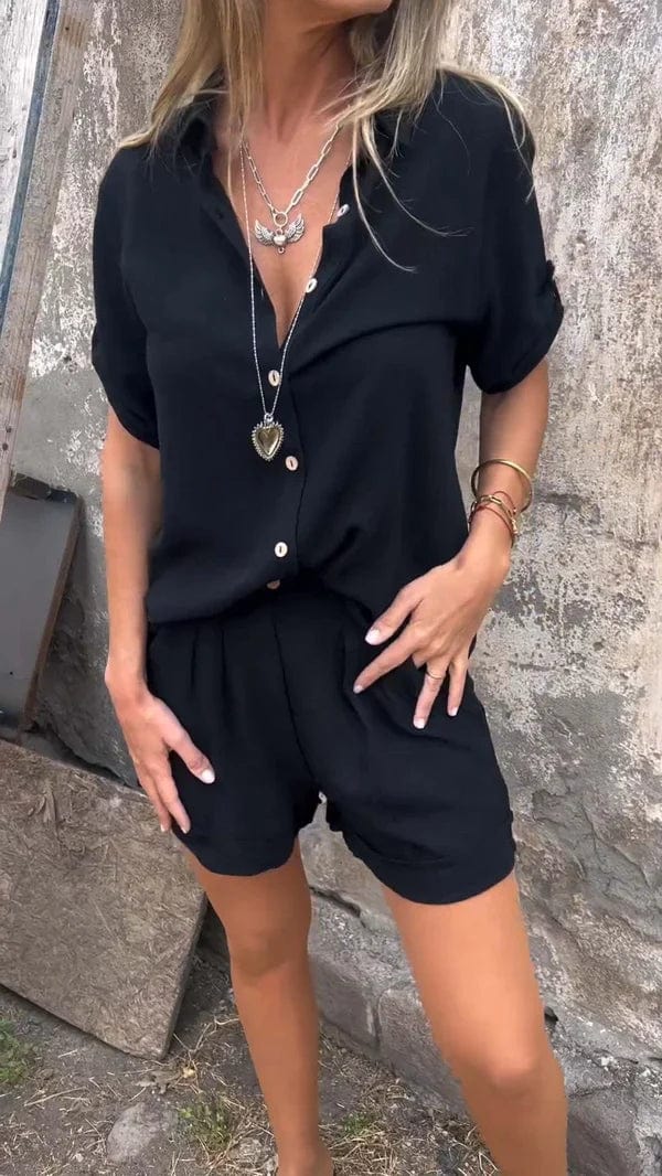 Stijlvolle dames zomeroutfit: blouse & shorts set met praktische oprolbare mouwen, veelzijdig.