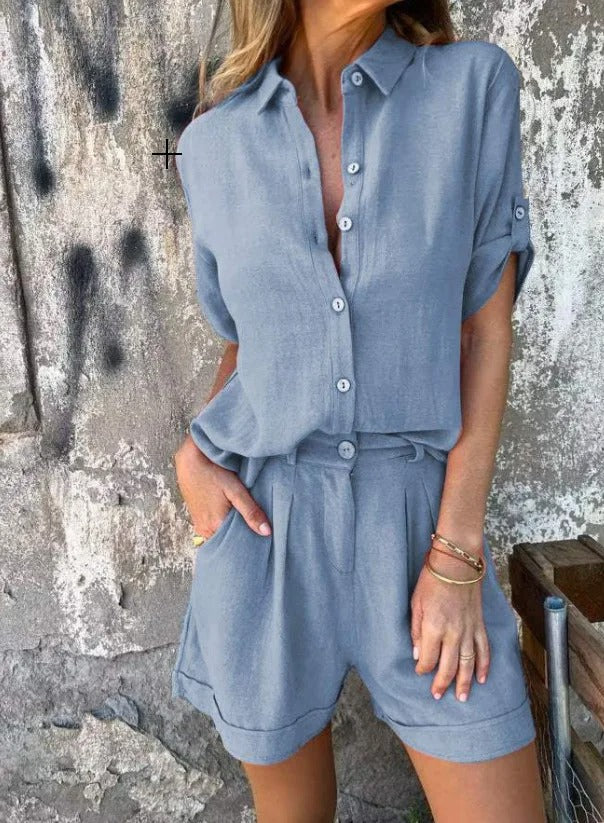 Vrouw draagt veelzijdige dames blouse shorts set, trendy zomeroutfit met knoopsluiting.