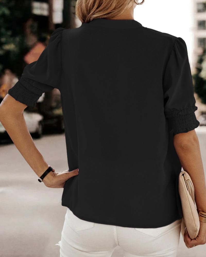 "Dames V-hals blouse, luchtige korte mouwen, trendy pasvorm, los model, ideaal voor elke gelegenheid."