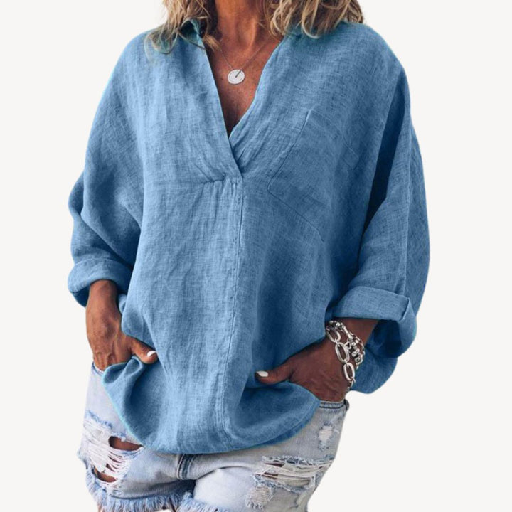 Casual chic oversized dames blouse met V-hals voor comfort. Perfecte lentemode en zomerstijl met subtiel zakdetail.