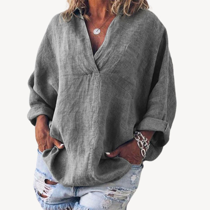Comfortabele damestop met V-hals en oprolbare mouwen, een must-have voor lentemode en zomerstijl. Tijdloos en chic.