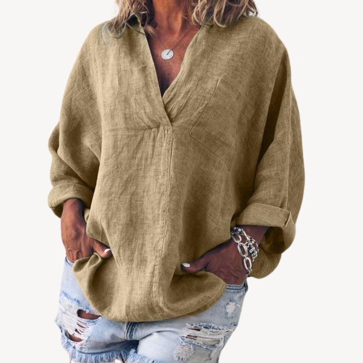 Dames elegante blouse met V-hals, oprolbare mouwen en zakdetail. Veelzijdig voor een stijlvolle look in lente en zomer.