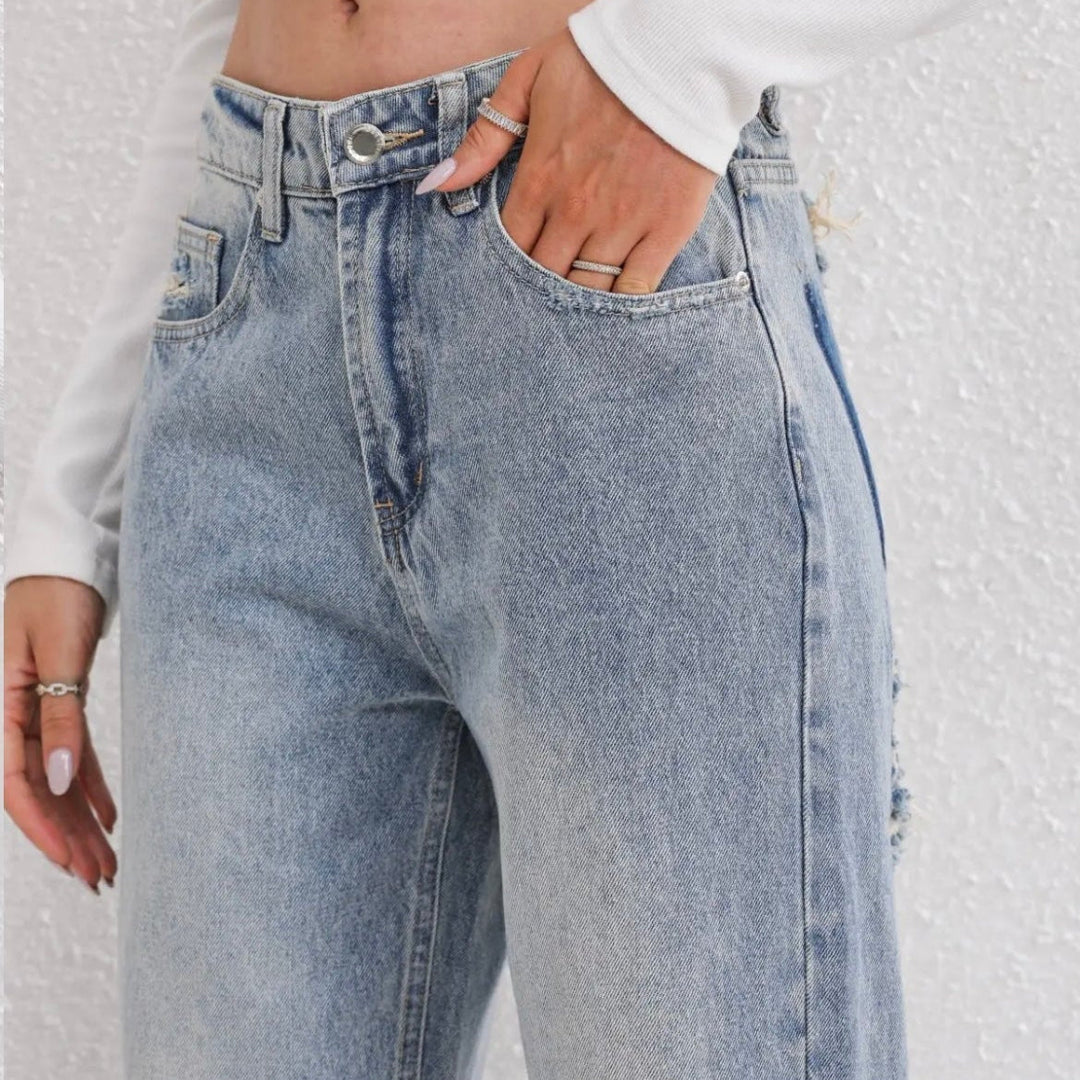 Blauwe vintage rechte damesjeans WC2026. Stijlvolle straight leg denim met scheuren voor een trendy casual look.