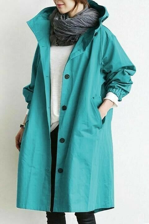 "Dames windjack met capuchon, waterdicht en stijlvol, oversized pasvorm, functionele knopen, ideaal voor regenachtig weer."