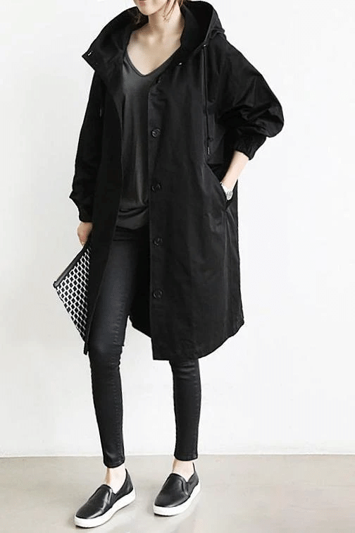 "Dames windjack met capuchon, waterdicht en stijlvol, oversized pasvorm, functionele knopen, ideaal voor regenachtig weer."