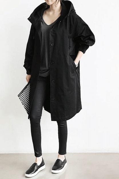 "Dames windjack met capuchon, waterdicht en stijlvol, oversized pasvorm, functionele knopen, ideaal voor regenachtig weer."