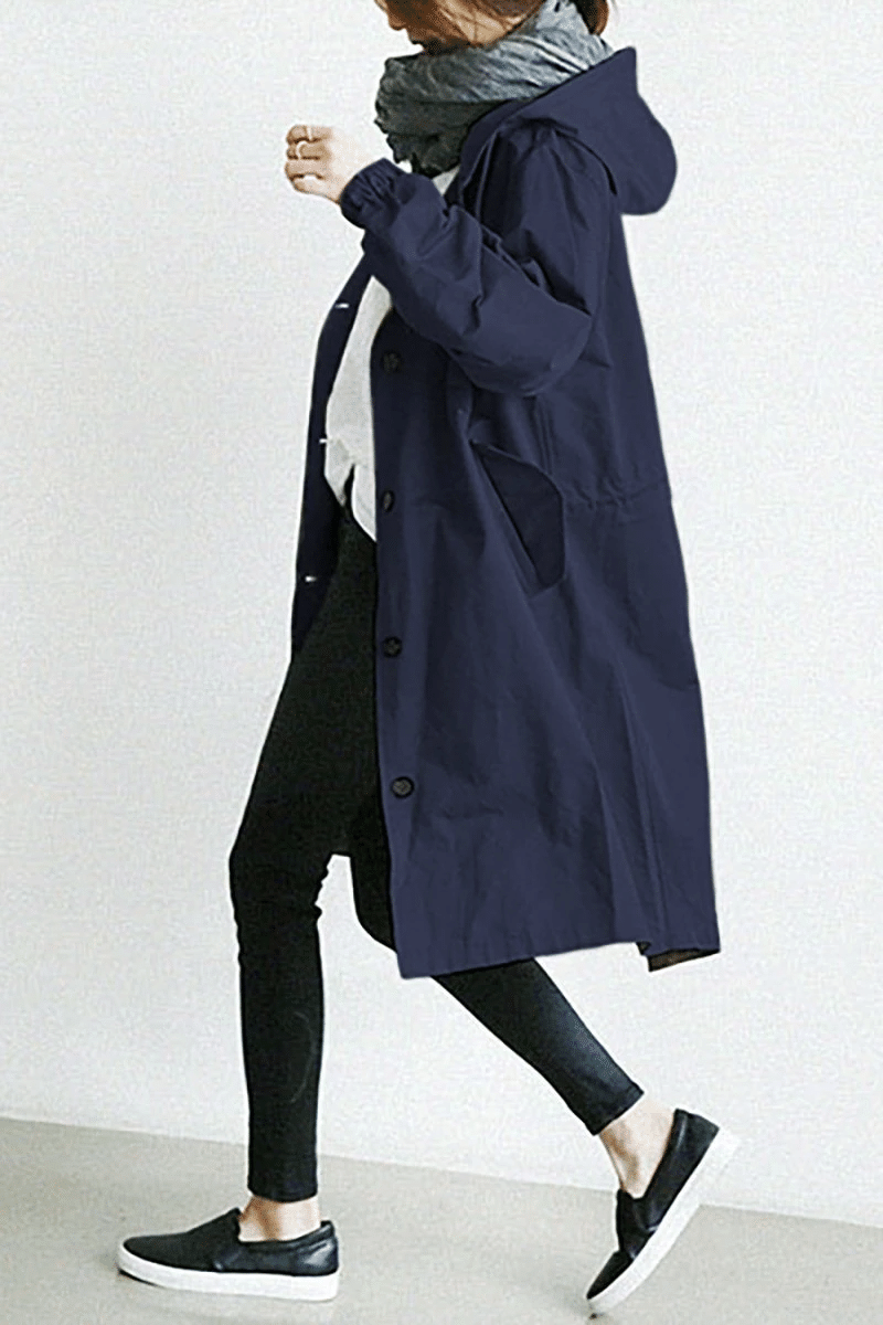 "Dames windjack met capuchon, waterdicht en stijlvol, oversized pasvorm, functionele knopen, ideaal voor regenachtig weer."