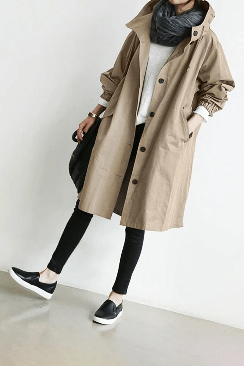 "Dames windjack met capuchon, waterdicht en stijlvol, oversized pasvorm, functionele knopen, ideaal voor regenachtig weer."