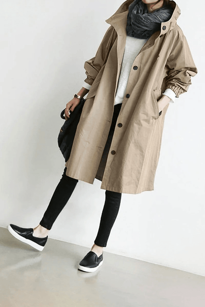 "Dames windjack met capuchon, waterdicht en stijlvol, oversized pasvorm, functionele knopen, ideaal voor regenachtig weer."