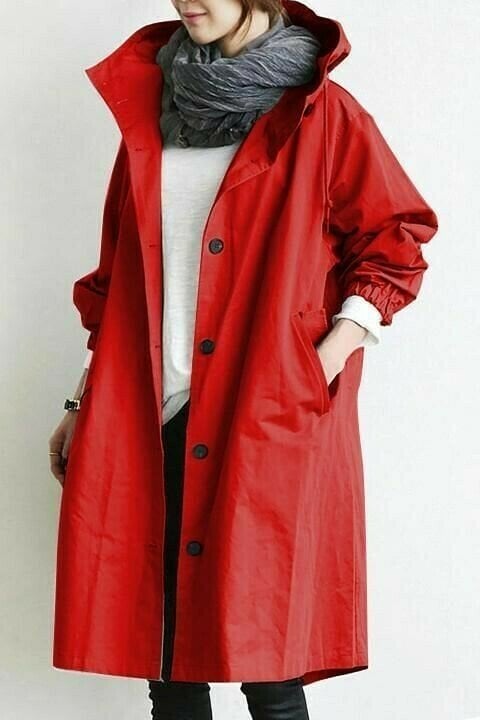 "Dames windjack met capuchon, waterdicht en stijlvol, oversized pasvorm, functionele knopen, ideaal voor regenachtig weer."