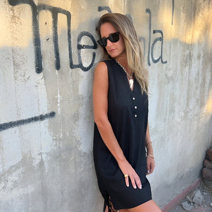 Trendy dames mini-jurk voor de zomer met elegante knoopsluiting. Ideaal als casual of strandjurk.