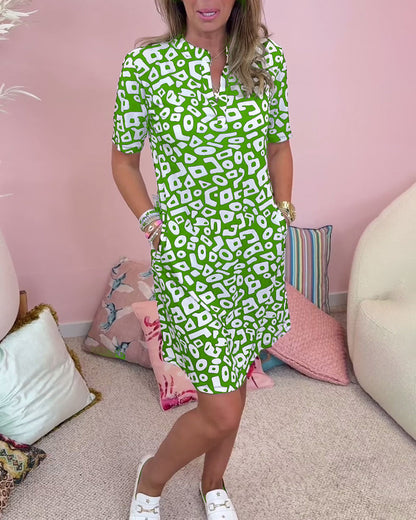 "Dames zomerjurk met V-hals, opvallende print en functionele zakken, perfect voor zonnige dagen en casual uitjes."