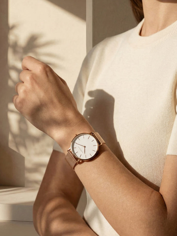 Stijlvol titanium dameshorloge Elara, met verzilverde kast en elegante roségouden wijzerplaat details.