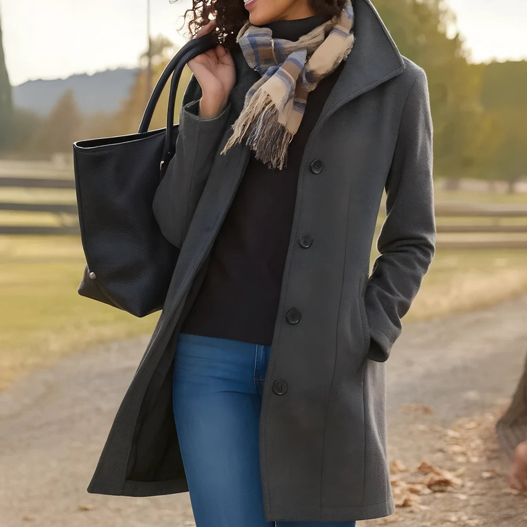 Elegante dames overgangsjas, klassiek knoopjas design. Halflang en comfortabel, perfect voor een tijdloze look.