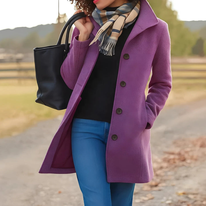 Tijdloze dames jas: halflange klassieke knoopjas. Comfortabel en stijlvol, een essentieel kledingstuk.