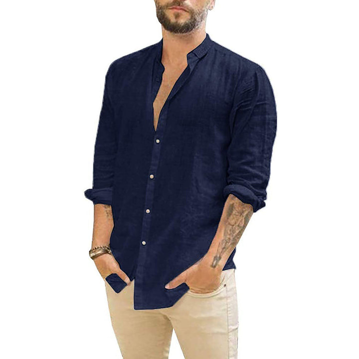 Modern effen linnen heren overhemd. Een onmisbare top voor een stijlvolle lentegarderobe.