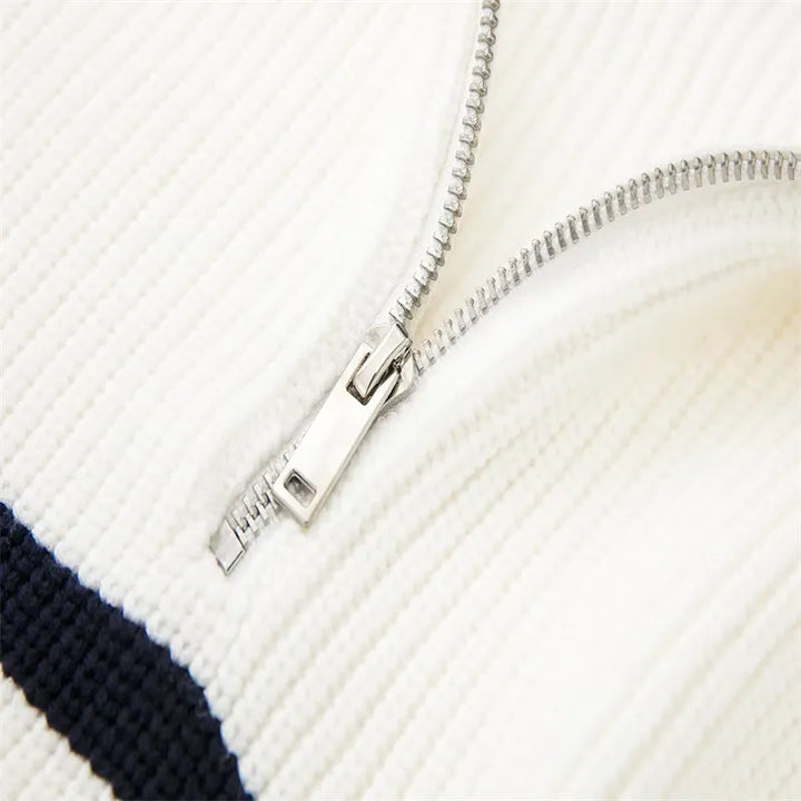 Trendy gestreepte rits trui voor heren in wit, ideaal voor casual winter outfits.