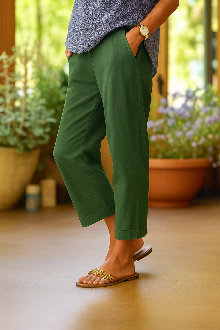 Modieuze damesbroek met rechte pijp en cropped lengte. Deze comfortabele hoge taille chino is zeer veelzijdig.
