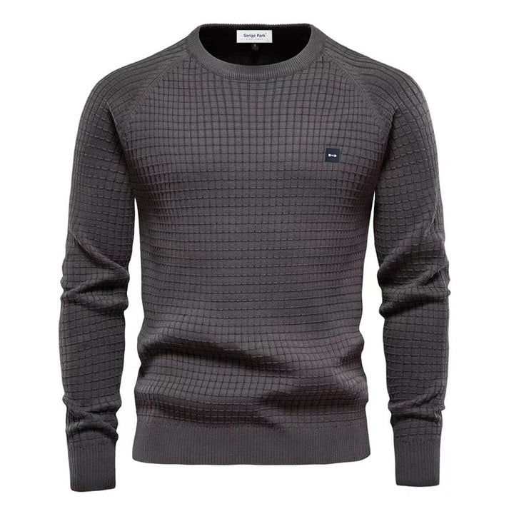 Casual geklede man draagt stijlvolle warme heren trui, ideaal voor dagelijks comfort en winterkleding.