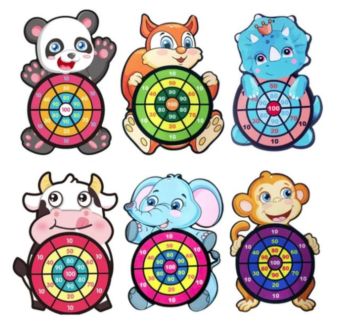 Blond kind speelt vrolijk met educatief dartspel binnenshuis. Perfect voor concentratie & plezier.